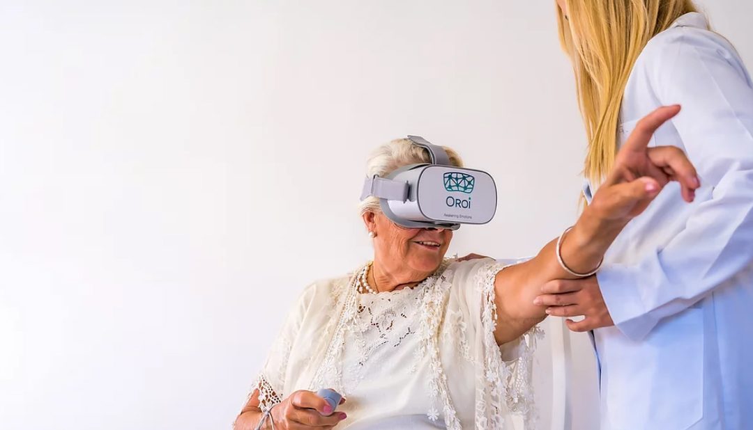 Mayores de una residencia recorren el mundo gracias a unas gafas 3D