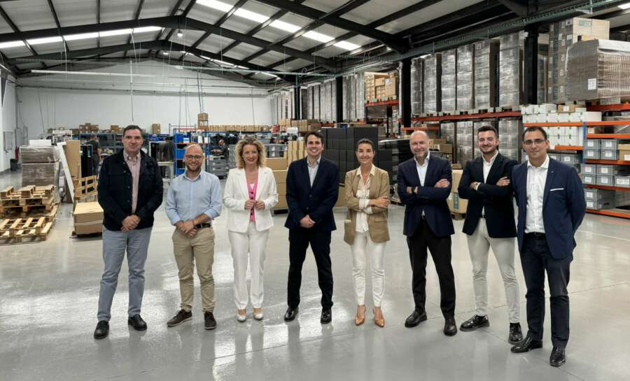 Ruth Merino y otras autoridades en su visita a la fábrica de VC2